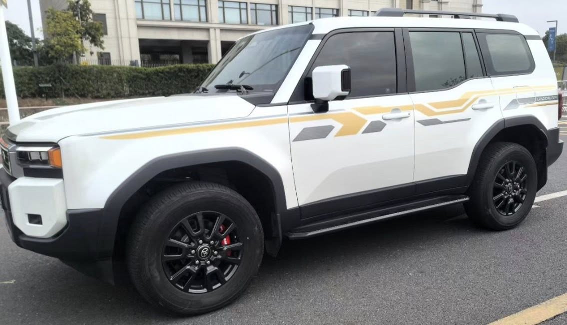 SUITS TOYOTA Landcruiser Prado J250 LC250 -AP Racing CP7040 6POT Calipers + Performance HT4S KPR SLOTTED Rotors + Street Pro Brake Pads + Good Ridge Braided Brake Hose/Line Kit - Bolt-on - Full Big Brake Kit - Front