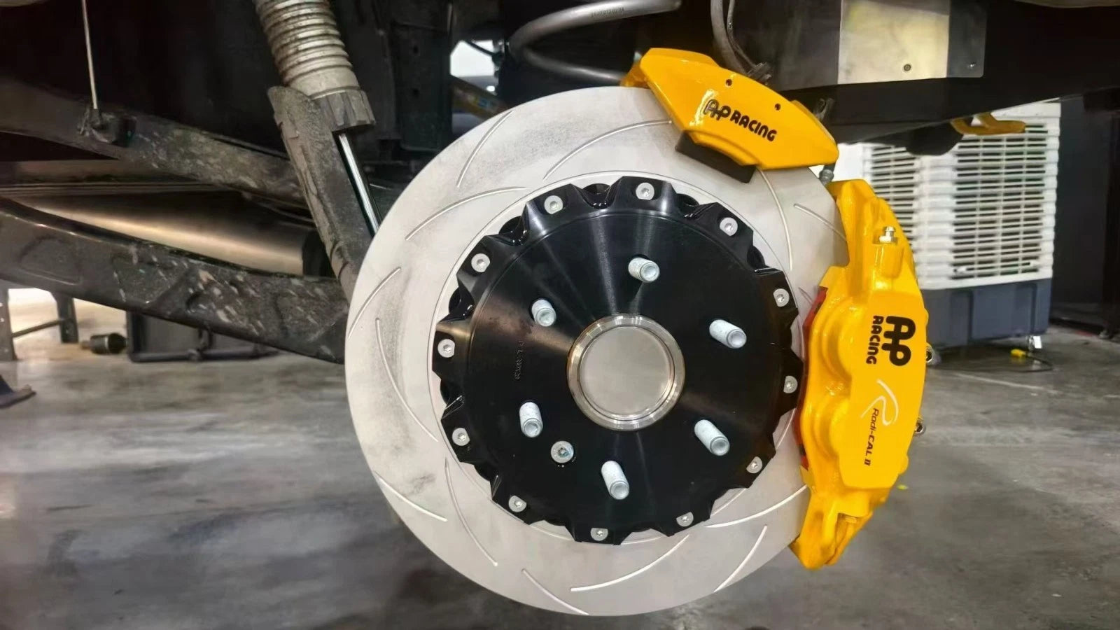AP RACING CP9560 + CP9541 AP RACING CALIPERS + 390MM/380MM SLOTTED ROTORS BIG BRAKE KIT FRONT+REAR  FITS RAM1500 RAMS DT
